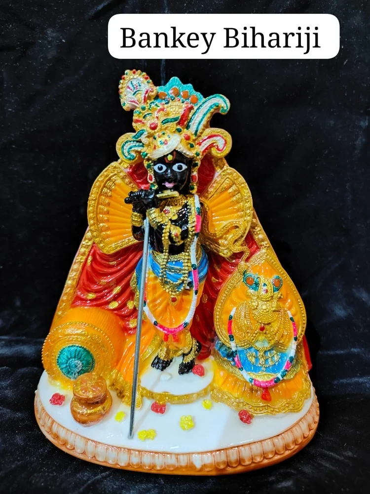 Banke Bihari Statue, Home